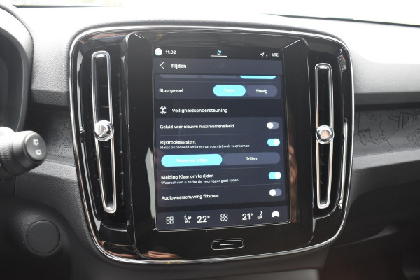 Volvo EX40 Single Motor Extended Range Plus 82 kWh / Adaptive Cruise control / Achteruitrijcamera / Stuur & Stoelverwarming / Trekhaak elektrisch uitklapbaar / Elektrische achterklep / 19" LM Velgen / All season banden / Parkeersensoren V+A