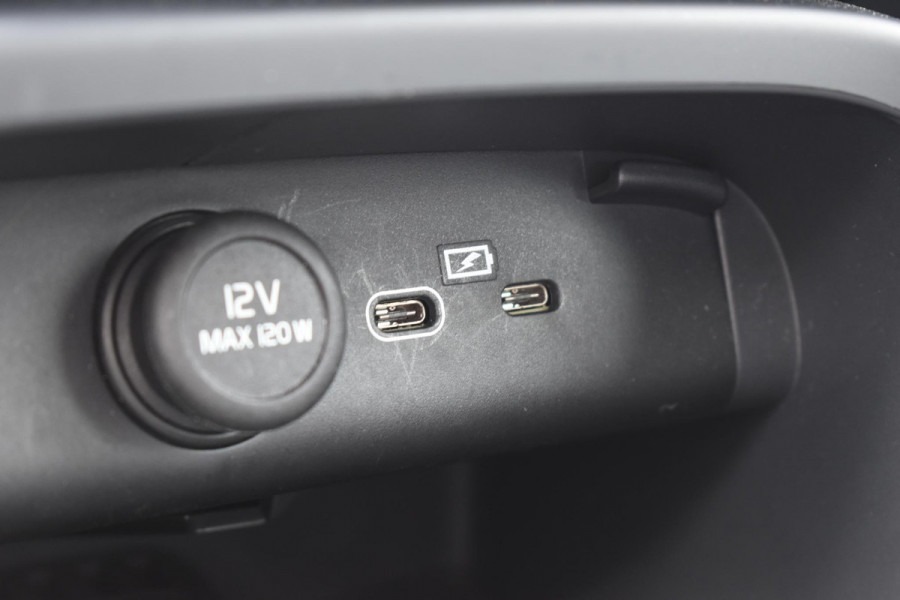 Volvo EX40 Single Motor Extended Range Plus 82 kWh / Adaptive Cruise control / Achteruitrijcamera / Stuur & Stoelverwarming / Trekhaak elektrisch uitklapbaar / Elektrische achterklep / 19" LM Velgen / All season banden / Parkeersensoren V+A