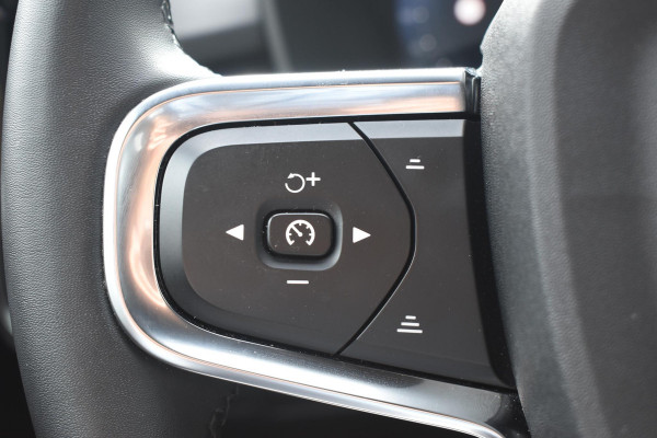 Volvo EX40 Single Motor Extended Range Plus 82 kWh / Adaptive Cruise control / Achteruitrijcamera / Stuur & Stoelverwarming / Trekhaak elektrisch uitklapbaar / Elektrische achterklep / 19" LM Velgen / All season banden / Parkeersensoren V+A