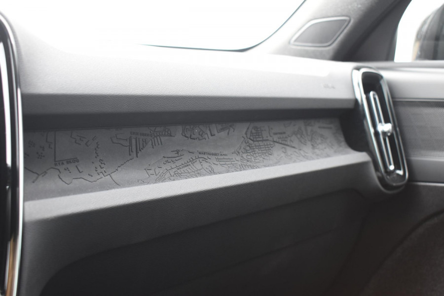 Volvo EX40 Single Motor Extended Range Plus 82 kWh / Adaptive Cruise control / Achteruitrijcamera / Stuur & Stoelverwarming / Trekhaak elektrisch uitklapbaar / Elektrische achterklep / 19" LM Velgen / All season banden / Parkeersensoren V+A