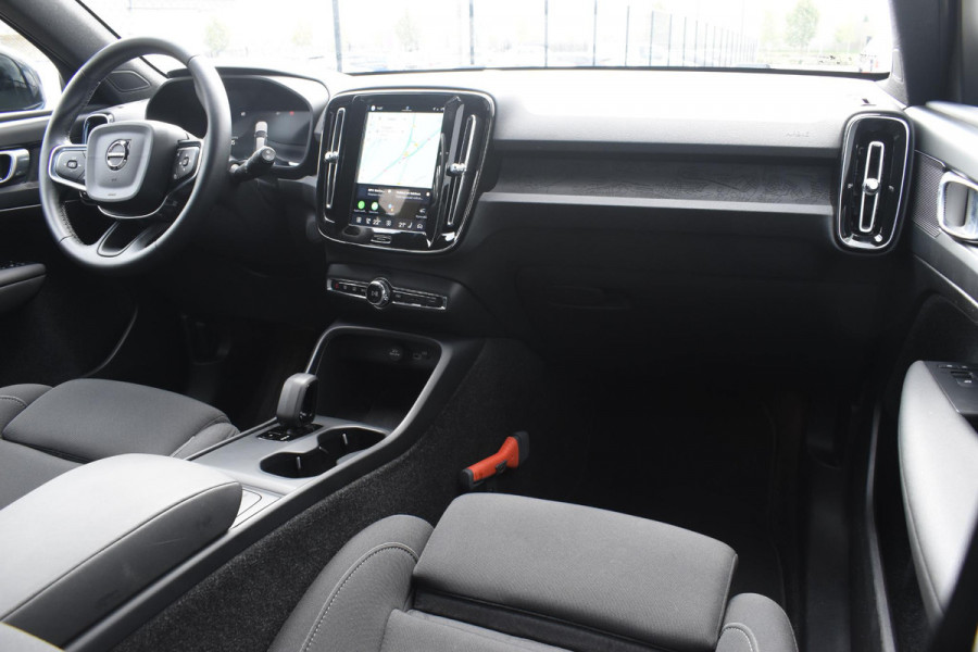 Volvo EX40 Single Motor Extended Range Plus 82 kWh / Adaptive Cruise control / Achteruitrijcamera / Stuur & Stoelverwarming / Trekhaak elektrisch uitklapbaar / Elektrische achterklep / 19" LM Velgen / All season banden / Parkeersensoren V+A