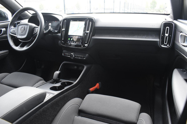 Volvo EX40 Single Motor Extended Range Plus 82 kWh / Adaptive Cruise control / Achteruitrijcamera / Stuur & Stoelverwarming / Trekhaak elektrisch uitklapbaar / Elektrische achterklep / 19" LM Velgen / All season banden / Parkeersensoren V+A