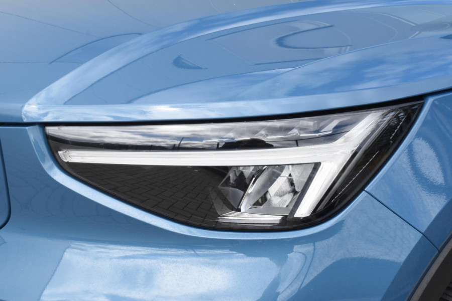 Volvo EX40 Single Motor Extended Range Plus 82 kWh / Adaptive Cruise control / Achteruitrijcamera / Stuur & Stoelverwarming / Trekhaak elektrisch uitklapbaar / Elektrische achterklep / 19" LM Velgen / All season banden / Parkeersensoren V+A