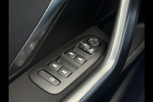 Peugeot 2008 1.2 PureTech Allure 2e Eigenaar|Pano|Trekhaak|Carplay|D-riem vv in 2024|Clima|Navi|PDC|N.A.P|Nieuwe APK bij aflevering