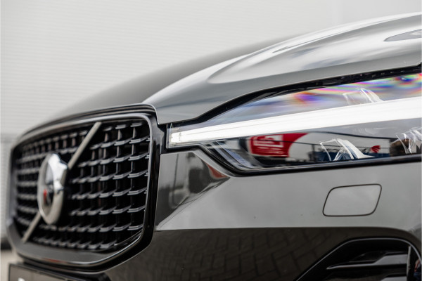 Volvo XC60 2.0 Recharge T6 AWD R-Design Pano / Harman Kardon / Trekhaak / Pine Grey /