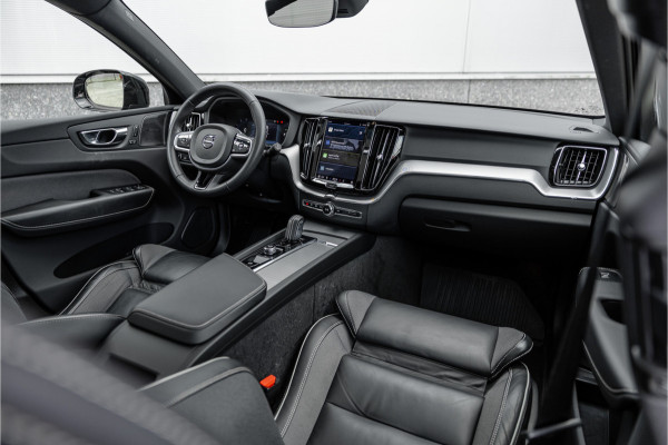 Volvo XC60 2.0 Recharge T6 AWD R-Design Pano / Harman Kardon / Trekhaak / Pine Grey /