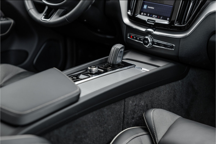 Volvo XC60 2.0 Recharge T6 AWD R-Design Pano / Harman Kardon / Trekhaak / Pine Grey /