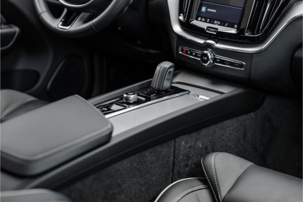 Volvo XC60 2.0 Recharge T6 AWD R-Design Pano / Harman Kardon / Trekhaak / Pine Grey /