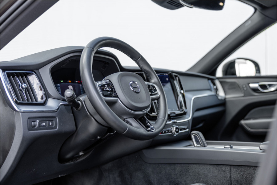 Volvo XC60 2.0 Recharge T6 AWD R-Design Pano / Harman Kardon / Trekhaak / Pine Grey /