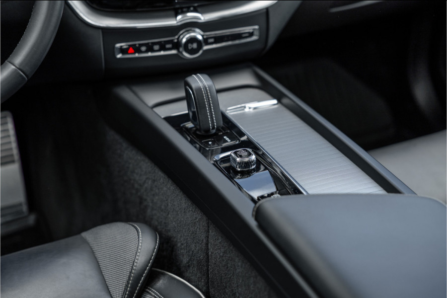 Volvo XC60 2.0 Recharge T6 AWD R-Design Pano / Harman Kardon / Trekhaak / Pine Grey /