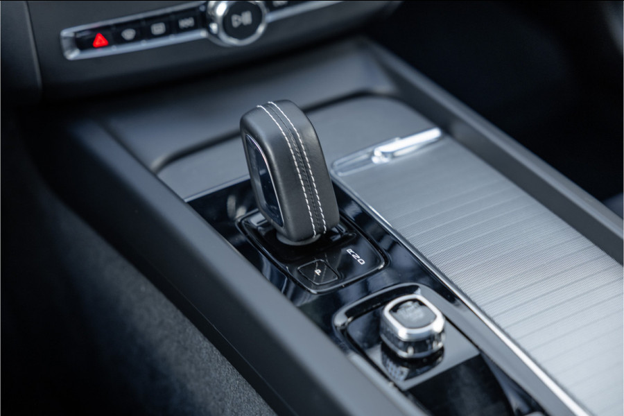 Volvo XC60 2.0 Recharge T6 AWD R-Design Pano / Harman Kardon / Trekhaak / Pine Grey /