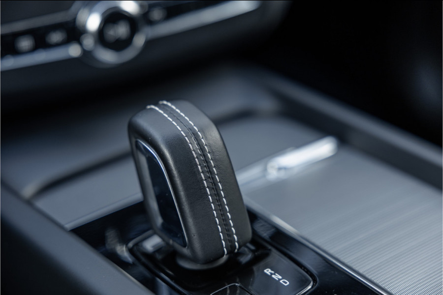 Volvo XC60 2.0 Recharge T6 AWD R-Design Pano / Harman Kardon / Trekhaak / Pine Grey /