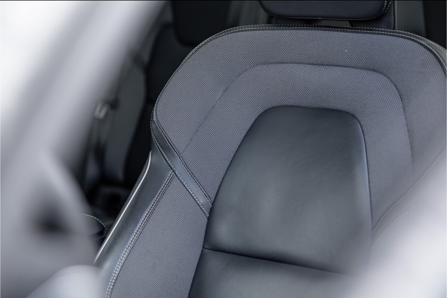 Volvo XC60 2.0 Recharge T6 AWD R-Design Pano / Harman Kardon / Trekhaak / Pine Grey /