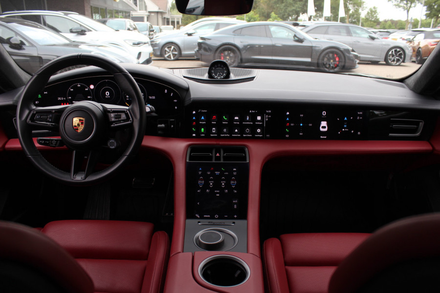 Porsche Taycan Cross Turismo Turbo S 93 kWh / SoH 90,9% / Panoramadak / 360Camera / Head-up / Passenger Display / Luchtvering / 21'' / Bose / Keyless / Sportdesign+Chrono / Stoelventilatie+Verwarming / Stuurverwarming / Dodehoek / DAB