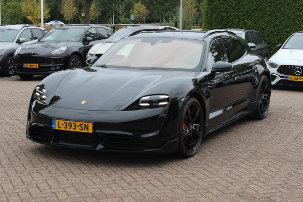 Porsche Taycan Cross Turismo Turbo S 93 kWh / SoH 90,9% / Panoramadak / 360Camera / Head-up / Passenger Display / Luchtvering / 21'' / Bose / Keyless / Sportdesign+Chrono / Stoelventilatie+Verwarming / Stuurverwarming / Dodehoek / DAB