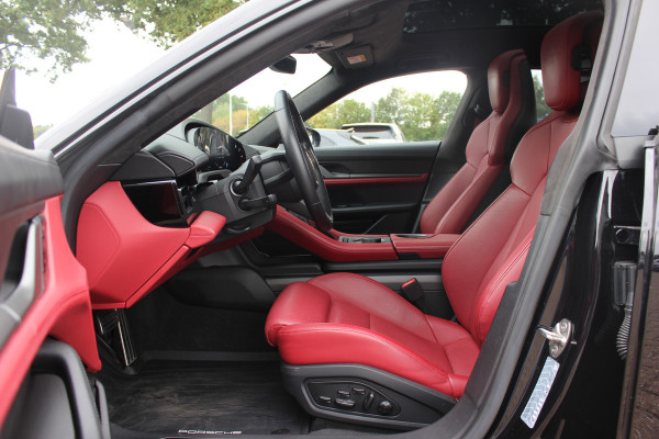 Porsche Taycan Cross Turismo Turbo S 93 kWh / SoH 90,9% / Panoramadak / 360Camera / Head-up / Passenger Display / Luchtvering / 21'' / Bose / Keyless / Sportdesign+Chrono / Stoelventilatie+Verwarming / Stuurverwarming / Dodehoek / DAB