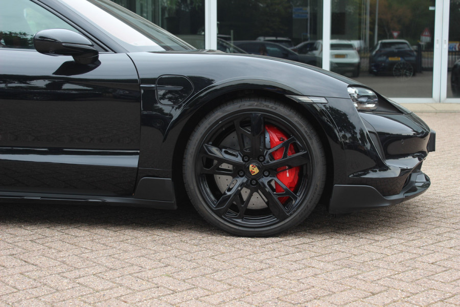 Porsche Taycan Cross Turismo Turbo S 93 kWh / SoH 90,9% / Panoramadak / 360Camera / Head-up / Passenger Display / Luchtvering / 21'' / Bose / Keyless / Sportdesign+Chrono / Stoelventilatie+Verwarming / Stuurverwarming / Dodehoek / DAB