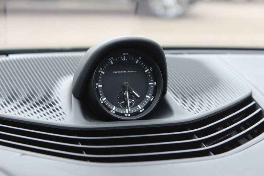 Porsche Taycan Cross Turismo Turbo S 93 kWh / SoH 90,9% / Panoramadak / 360Camera / Head-up / Passenger Display / Luchtvering / 21'' / Bose / Keyless / Sportdesign+Chrono / Stoelventilatie+Verwarming / Stuurverwarming / Dodehoek / DAB