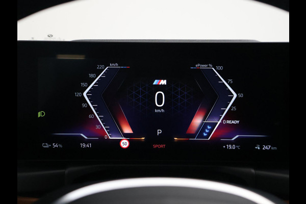 BMW i4 eDrive40 84 kWh M-SPORT + ADAPTIVE CRUISE | SFEERVERLICHTING | LEDER SPORTINTERIEUR