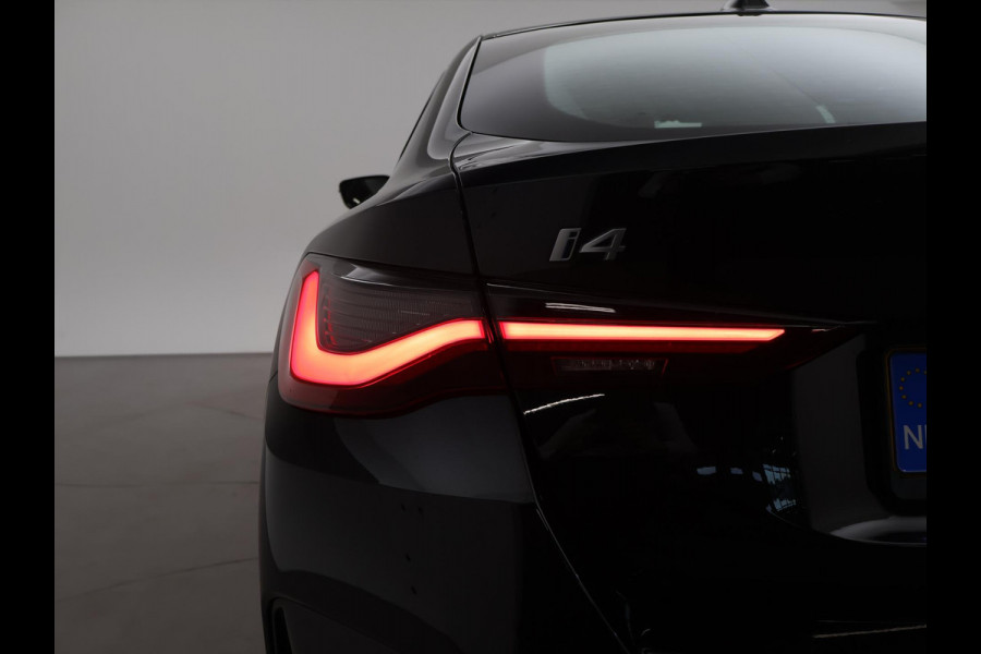 BMW i4 eDrive40 84 kWh M-SPORT + ADAPTIVE CRUISE | SFEERVERLICHTING | LEDER SPORTINTERIEUR