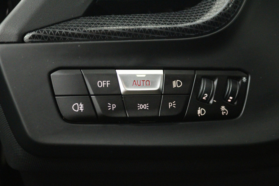 BMW 2 Serie Gran Coupé 218i Introduction Edition (TREKHAAK AFNEEMBAAR, NAVIGATIE, CAMERA, STOELVERWARMING, CARPLAY, LED, 1e EIGENAAR, DEALER ONDERHOUDEN)