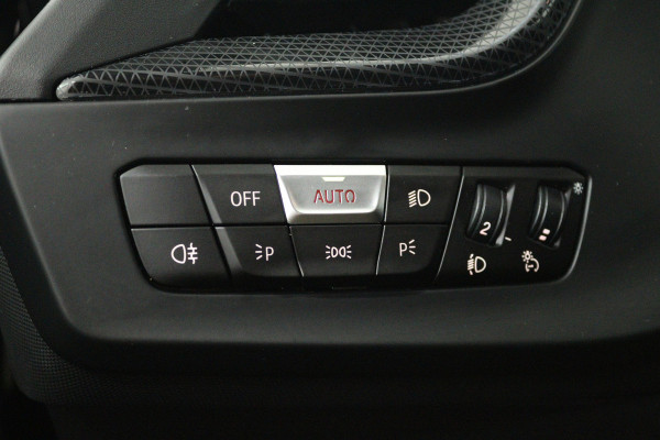 BMW 2 Serie Gran Coupé 218i Introduction Edition (TREKHAAK AFNEEMBAAR, NAVIGATIE, CAMERA, STOELVERWARMING, CARPLAY, LED, 1e EIGENAAR, DEALER ONDERHOUDEN)