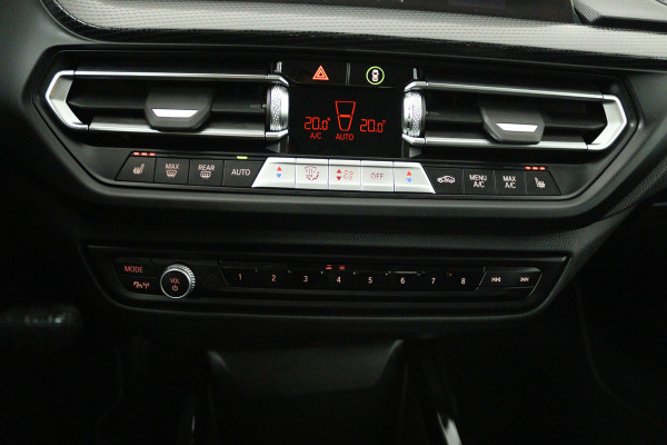 BMW 2 Serie Gran Coupé 218i Introduction Edition (TREKHAAK AFNEEMBAAR, NAVIGATIE, CAMERA, STOELVERWARMING, CARPLAY, LED, 1e EIGENAAR, DEALER ONDERHOUDEN)