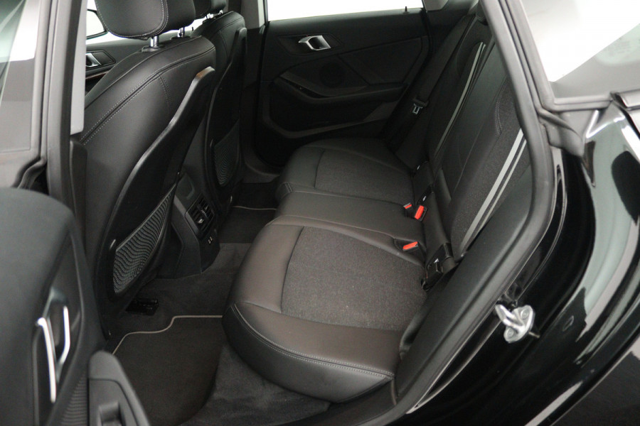 BMW 2 Serie Gran Coupé 218i Introduction Edition (TREKHAAK AFNEEMBAAR, NAVIGATIE, CAMERA, STOELVERWARMING, CARPLAY, LED, 1e EIGENAAR, DEALER ONDERHOUDEN)