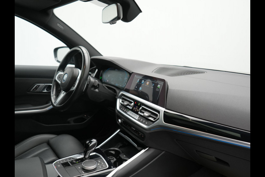 BMW 3 Serie Touring 330e xDrive M Sport PHEV 293pk Dealer O.H. | Panodak | Trekhaak Af Fabriek | Laser LED | Lederen Sportstoelen Memory & Verwarmd | Camera | Apple Carplay | Stuur Verwarmd | Blis | Adaptief Onderstel | Sfeerverlichting | 19"L.M | DAB | Plug In Hybrid |