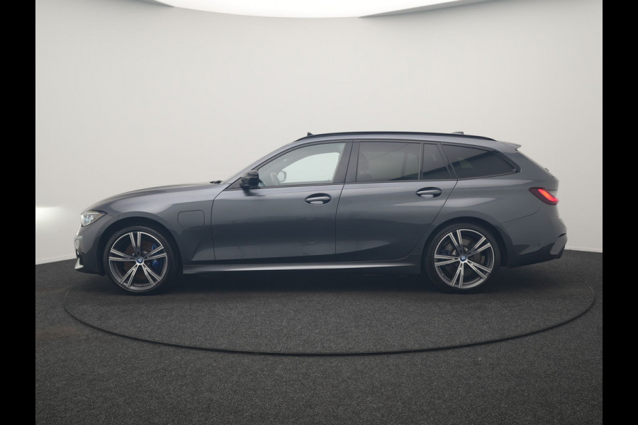 BMW 3 Serie Touring 330e xDrive M Sport PHEV 293pk Dealer O.H. | Panodak | Trekhaak Af Fabriek | Laser LED | Lederen Sportstoelen Memory & Verwarmd | Camera | Apple Carplay | Stuur Verwarmd | Blis | Adaptief Onderstel | Sfeerverlichting | 19"L.M | DAB | Plug In Hybrid |