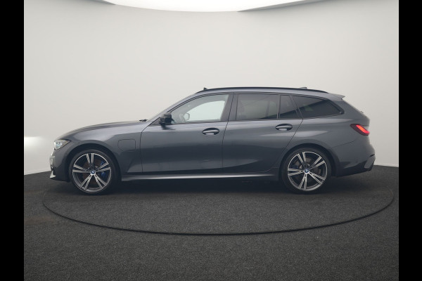 BMW 3 Serie Touring 330e xDrive M Sport PHEV 293pk Dealer O.H. | Panodak | Trekhaak Af Fabriek | Laser LED | Lederen Sportstoelen Memory & Verwarmd | Camera | Apple Carplay | Stuur Verwarmd | Blis | Adaptief Onderstel | Sfeerverlichting | 19"L.M | DAB | Plug In Hybrid |