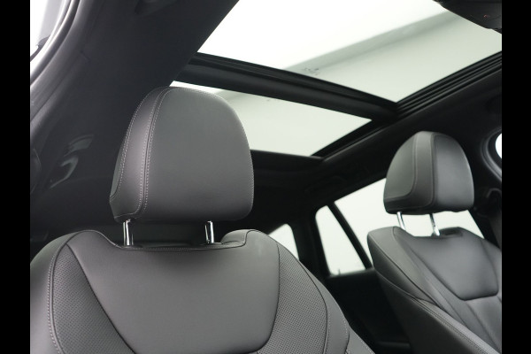 BMW 3 Serie Touring 330e xDrive M Sport PHEV 293pk Dealer O.H. | Panodak | Trekhaak Af Fabriek | Laser LED | Lederen Sportstoelen Memory & Verwarmd | Camera | Apple Carplay | Stuur Verwarmd | Blis | Adaptief Onderstel | Sfeerverlichting | 19"L.M | DAB | Plug In Hybrid |