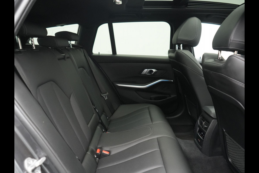 BMW 3 Serie Touring 330e xDrive M Sport PHEV 293pk Dealer O.H. | Panodak | Trekhaak Af Fabriek | Laser LED | Lederen Sportstoelen Memory & Verwarmd | Camera | Apple Carplay | Stuur Verwarmd | Blis | Adaptief Onderstel | Sfeerverlichting | 19"L.M | DAB | Plug In Hybrid |
