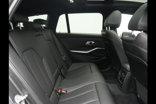BMW 3 Serie Touring 330e xDrive M Sport PHEV 293pk Dealer O.H. | Panodak | Trekhaak Af Fabriek | Laser LED | Lederen Sportstoelen Memory & Verwarmd | Camera | Apple Carplay | Stuur Verwarmd | Blis | Adaptief Onderstel | Sfeerverlichting | 19"L.M | DAB | Plug In Hybrid |
