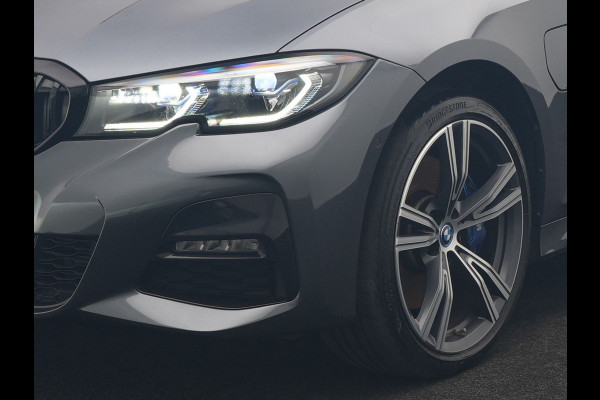 BMW 3 Serie Touring 330e xDrive M Sport PHEV 293pk Dealer O.H. | Panodak | Trekhaak Af Fabriek | Laser LED | Lederen Sportstoelen Memory & Verwarmd | Camera | Apple Carplay | Stuur Verwarmd | Blis | Adaptief Onderstel | Sfeerverlichting | 19"L.M | DAB | Plug In Hybrid |