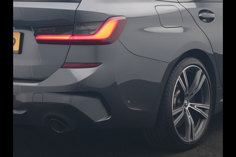 BMW 3 Serie Touring 330e xDrive M Sport PHEV 293pk Dealer O.H. | Panodak | Trekhaak Af Fabriek | Laser LED | Lederen Sportstoelen Memory & Verwarmd | Camera | Apple Carplay | Stuur Verwarmd | Blis | Adaptief Onderstel | Sfeerverlichting | 19"L.M | DAB | Plug In Hybrid |