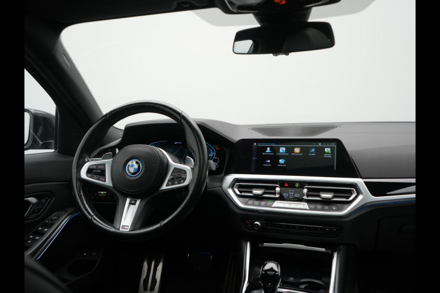 BMW 3 Serie Touring 330e xDrive M Sport PHEV 293pk Dealer O.H. | Panodak | Trekhaak Af Fabriek | Laser LED | Lederen Sportstoelen Memory & Verwarmd | Camera | Apple Carplay | Stuur Verwarmd | Blis | Adaptief Onderstel | Sfeerverlichting | 19"L.M | DAB | Plug In Hybrid |