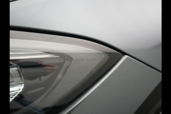 BMW 3 Serie Touring 330e xDrive M Sport PHEV 293pk Dealer O.H. | Panodak | Trekhaak Af Fabriek | Laser LED | Lederen Sportstoelen Memory & Verwarmd | Camera | Apple Carplay | Stuur Verwarmd | Blis | Adaptief Onderstel | Sfeerverlichting | 19"L.M | DAB | Plug In Hybrid |