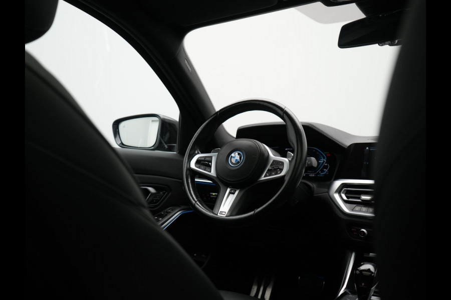 BMW 3 Serie Touring 330e xDrive M Sport PHEV 293pk Dealer O.H. | Panodak | Trekhaak Af Fabriek | Laser LED | Lederen Sportstoelen Memory & Verwarmd | Camera | Apple Carplay | Stuur Verwarmd | Blis | Adaptief Onderstel | Sfeerverlichting | 19"L.M | DAB | Plug In Hybrid |