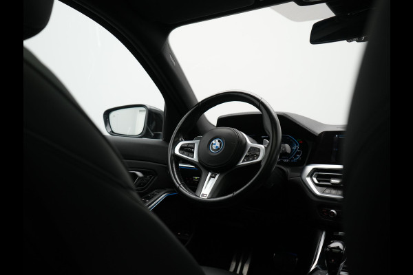 BMW 3 Serie Touring 330e xDrive M Sport PHEV 293pk Dealer O.H. | Panodak | Trekhaak Af Fabriek | Laser LED | Lederen Sportstoelen Memory & Verwarmd | Camera | Apple Carplay | Stuur Verwarmd | Blis | Adaptief Onderstel | Sfeerverlichting | 19"L.M | DAB | Plug In Hybrid |