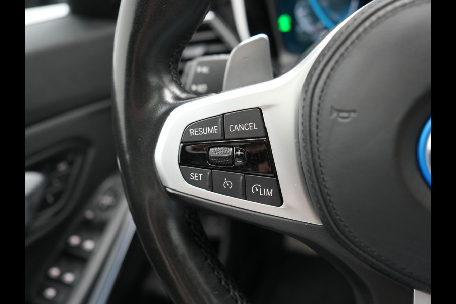 BMW 3 Serie Touring 330e xDrive M Sport PHEV 293pk Dealer O.H. | Panodak | Trekhaak Af Fabriek | Laser LED | Lederen Sportstoelen Memory & Verwarmd | Camera | Apple Carplay | Stuur Verwarmd | Blis | Adaptief Onderstel | Sfeerverlichting | 19"L.M | DAB | Plug In Hybrid |