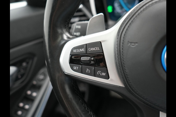 BMW 3 Serie Touring 330e xDrive M Sport PHEV 293pk Dealer O.H. | Panodak | Trekhaak Af Fabriek | Laser LED | Lederen Sportstoelen Memory & Verwarmd | Camera | Apple Carplay | Stuur Verwarmd | Blis | Adaptief Onderstel | Sfeerverlichting | 19"L.M | DAB | Plug In Hybrid |