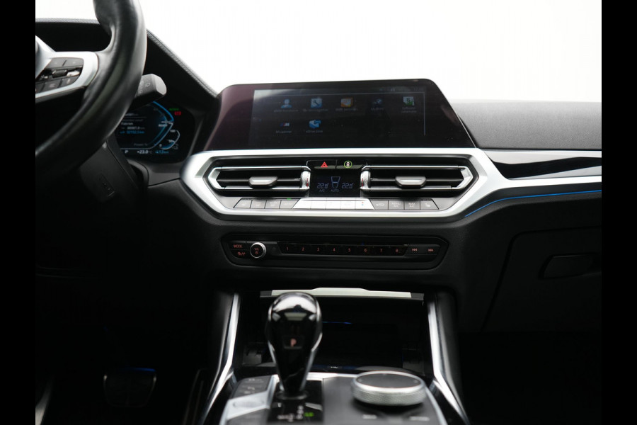 BMW 3 Serie Touring 330e xDrive M Sport PHEV 293pk Dealer O.H. | Panodak | Trekhaak Af Fabriek | Laser LED | Lederen Sportstoelen Memory & Verwarmd | Camera | Apple Carplay | Stuur Verwarmd | Blis | Adaptief Onderstel | Sfeerverlichting | 19"L.M | DAB | Plug In Hybrid |