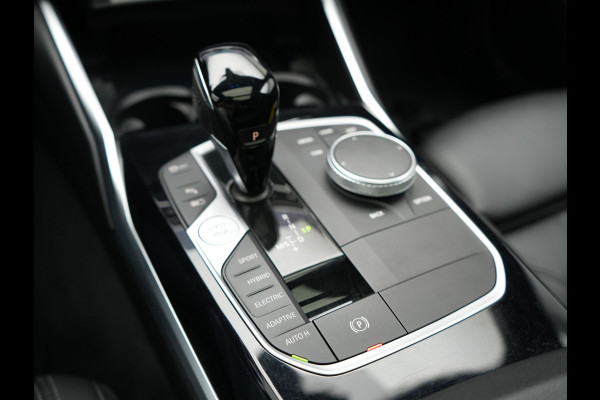 BMW 3 Serie Touring 330e xDrive M Sport PHEV 293pk Dealer O.H. | Panodak | Trekhaak Af Fabriek | Laser LED | Lederen Sportstoelen Memory & Verwarmd | Camera | Apple Carplay | Stuur Verwarmd | Blis | Adaptief Onderstel | Sfeerverlichting | 19"L.M | DAB | Plug In Hybrid |
