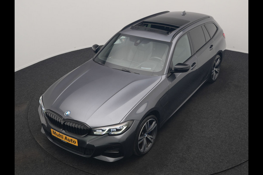 BMW 3 Serie Touring 330e xDrive M Sport PHEV 293pk Dealer O.H. | Panodak | Trekhaak Af Fabriek | Laser LED | Lederen Sportstoelen Memory & Verwarmd | Camera | Apple Carplay | Stuur Verwarmd | Blis | Adaptief Onderstel | Sfeerverlichting | 19"L.M | DAB | Plug In Hybrid |
