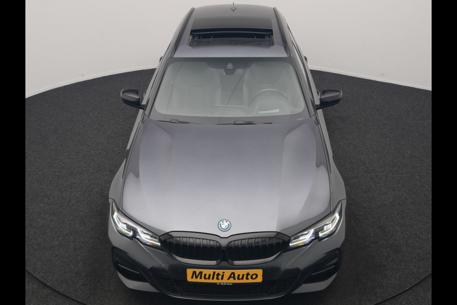 BMW 3 Serie Touring 330e xDrive M Sport PHEV 293pk Dealer O.H. | Panodak | Trekhaak Af Fabriek | Laser LED | Lederen Sportstoelen Memory & Verwarmd | Camera | Apple Carplay | Stuur Verwarmd | Blis | Adaptief Onderstel | Sfeerverlichting | 19"L.M | DAB | Plug In Hybrid |