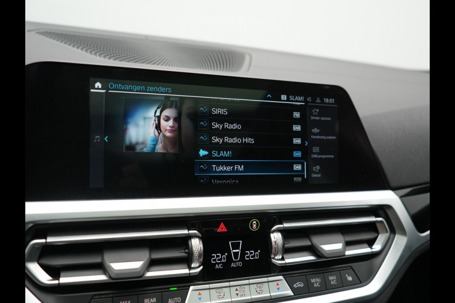 BMW 3 Serie Touring 330e xDrive M Sport PHEV 293pk Dealer O.H. | Panodak | Trekhaak Af Fabriek | Laser LED | Lederen Sportstoelen Memory & Verwarmd | Camera | Apple Carplay | Stuur Verwarmd | Blis | Adaptief Onderstel | Sfeerverlichting | 19"L.M | DAB | Plug In Hybrid |