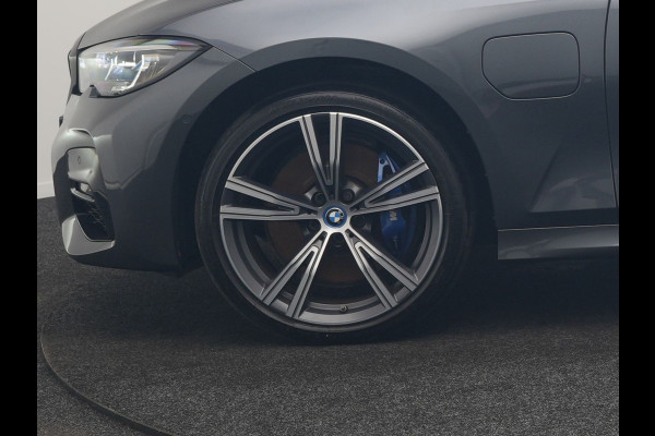 BMW 3 Serie Touring 330e xDrive M Sport PHEV 293pk Dealer O.H. | Panodak | Trekhaak Af Fabriek | Laser LED | Lederen Sportstoelen Memory & Verwarmd | Camera | Apple Carplay | Stuur Verwarmd | Blis | Adaptief Onderstel | Sfeerverlichting | 19"L.M | DAB | Plug In Hybrid |