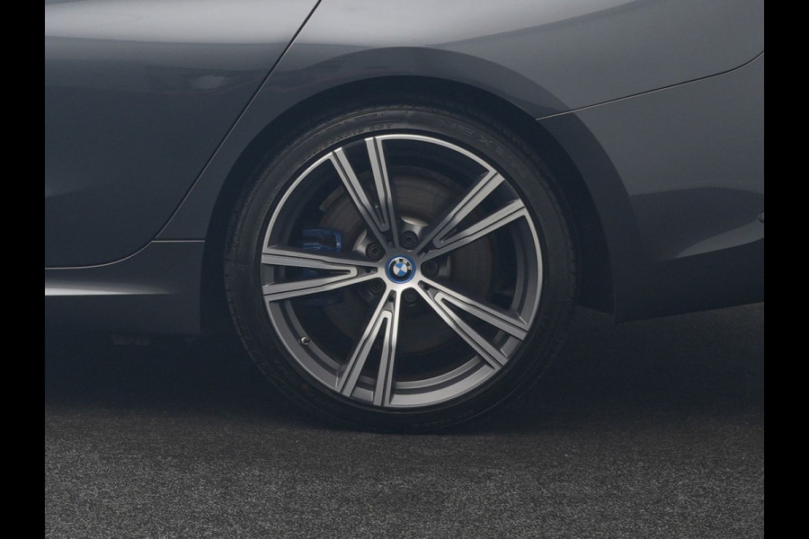BMW 3 Serie Touring 330e xDrive M Sport PHEV 293pk Dealer O.H. | Panodak | Trekhaak Af Fabriek | Laser LED | Lederen Sportstoelen Memory & Verwarmd | Camera | Apple Carplay | Stuur Verwarmd | Blis | Adaptief Onderstel | Sfeerverlichting | 19"L.M | DAB | Plug In Hybrid |