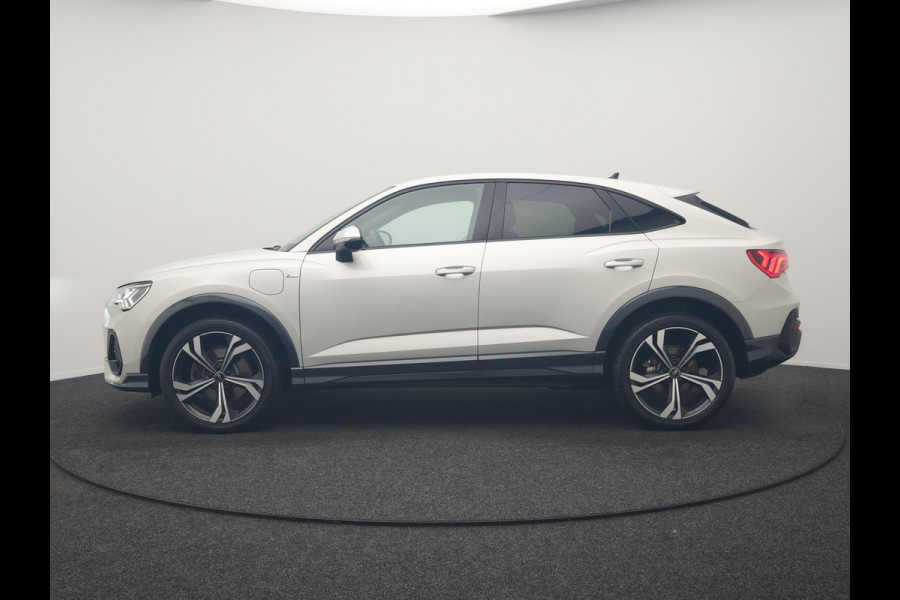 Audi Q3 Sportback 45 TFSI e 2x S Line PHEV 245pk Dealer O.H | Adaptive Cruise | Camera | Blis | Matrix LED | Sportstoelen Verwarmd | Sfeerverlichting | Navigatie | DAB | 20"L.M | Virtual | Plug In Hybrid |